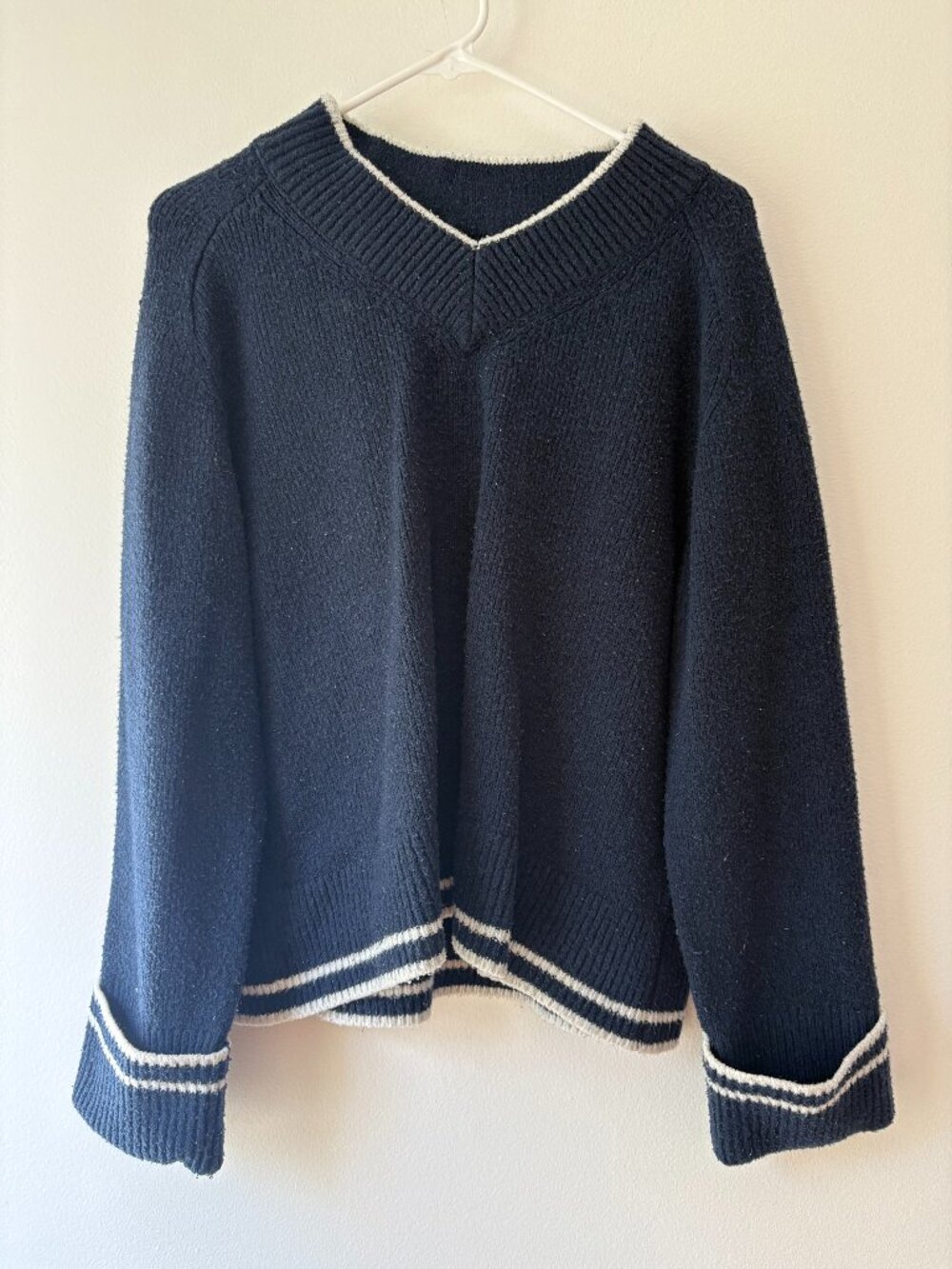Abercrombie & Fitch Navy Blue White Striped Trim V Neck Boucle Knit Sweater M